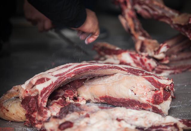 入冬新疆哈薩克族人會冬宰，制作風干肉，這才是極品美食
